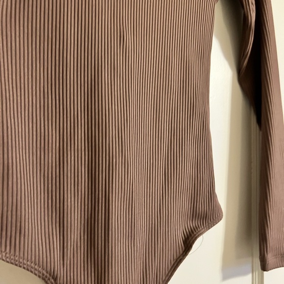 NWT Abercrombie & Fitch Ribbed Bodysuit. Espresso color, size small. - Picture 3 of 5